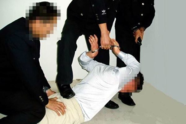 法轮功学员演示中国警察的酷刑——苏秦背剑(明慧网图片) 法轮功学员演示中国警察的酷刑——苏秦背剑(明慧网图片)