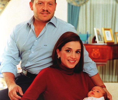 2000年11月20日, holds Princess Salma in her arms, Getty Images 2000年11月20日, holds Princess Salma in her arms, Getty Images