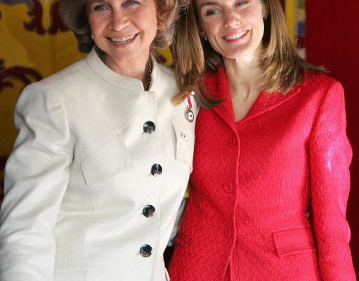 2004年10月26日,Spanish Queen Sofia (L) and Princess Letizia (R)AFP/Getty Images 2004年10月26日,Spanish Queen Sofia (L) and Princess Letizia (R)AFP/Getty Images