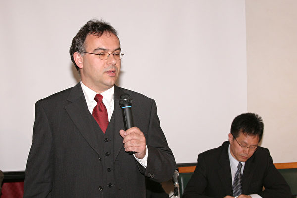 弗里德里希-诺曼基金会亚洲司主管海尔左克(SIEGFRIED HERZOG)到会致祝辞 弗里德里希-诺曼基金会亚洲司主管海尔左克(SIEGFRIED HERZOG)到会致祝辞