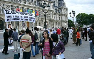 为新唐人发声   支持者在巴黎市府前请愿