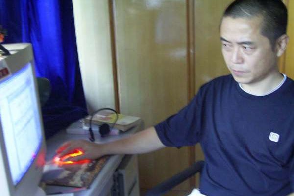 计算机前的黄琦:头部伤疤隐约可见 (博训网) 计算机前的黄琦:头部伤疤隐约可见 (博训网)