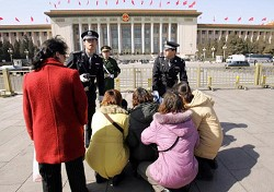 七一前夕 北京訪民開始衝擊使館和人大會堂