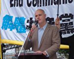 6月26日, 悉尼法輪大法佛學會發言人約翰、戴樂在悉尼的貝爾莫公園舉行聲援陳郝及250萬退黨集會上發言。（大紀元）