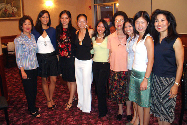 Linda Wu (左一) 等同源會負責人與6名參加中國城小姐(Miss Chinatown)比賽的選手合影。(大紀元記者孫玉玟攝影)