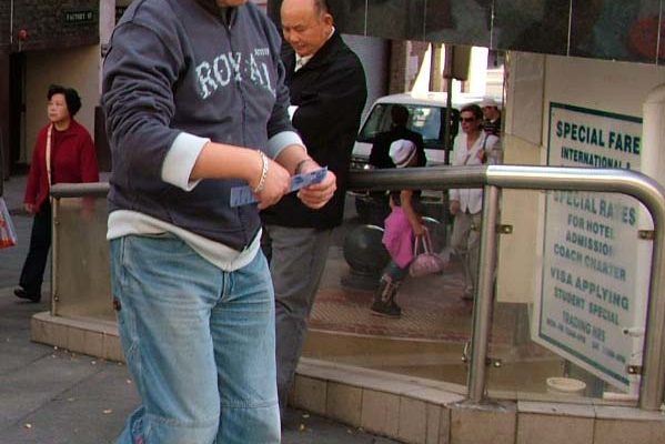 路人拿着退党资料边走边看(大纪元) 路人拿着退党资料边走边看(大纪元)