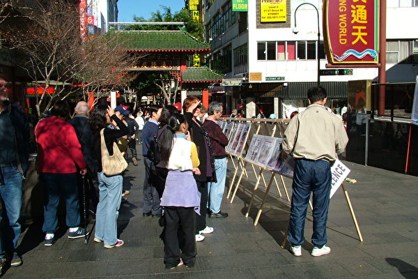 唐人街中英文九评图片展吸引路人(大纪元) 唐人街中英文九评图片展吸引路人(大纪元)