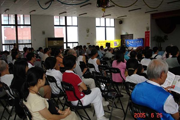 民众聚精会神的观赏影片。(大纪元) 民众聚精会神的观赏影片。(大纪元)
