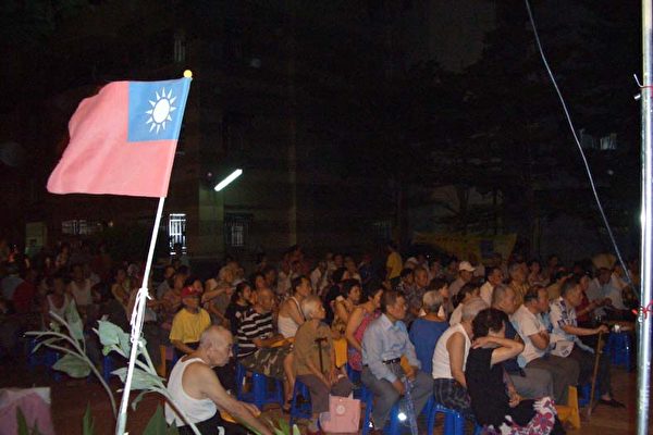 現場民眾大多是榮民,邊看九評之二,邊點頭。神情十分專注。(大紀元資料庫) 現場民眾大多是榮民,邊看九評之二,邊點頭。神情十分專注。(大紀元資料庫)
