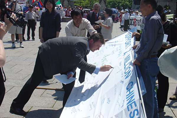 加拿大国会议员罗伯-安德斯签名声援中国民众退党(大纪元)。 加拿大国会议员罗伯-安德斯签名声援中国民众退党(大纪元)。