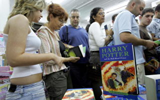 《哈利波特-6》首卖 全球书迷疯狂
