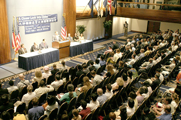 7月22日上午在华盛顿DC国家记者俱乐部的正厅(Ballroom, National Press Club)举行的国际英文研讨会“近看中国：九评引发退党大潮”。大纪元新闻图片。
