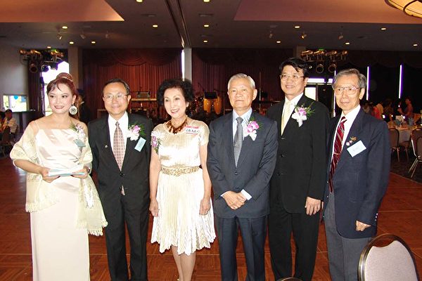 空小校友﹑前行政院長唐飛(右三)﹑前空軍總司令司徒福夫人馮美玉(左三)﹑經文處副處長周唯中(右二)出席了慶祝活動。左一為校友會會長楊賢怡﹐右一為藍天藝文協會會長﹑空小校友董國仁。(大紀元記者季媛攝) 空小校友﹑前行政院長唐飛(右三)﹑前空軍總司令司徒福夫人馮美玉(左三)﹑經文處副處長周唯中(右二)出席了慶祝活動。左一為校友會會長楊賢怡﹐右一為藍天藝文協會會長﹑空小校友董國仁。(大紀元記者季媛攝)