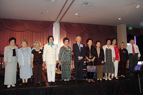 唐飛校友(左六)和11位歷屆老師。(大紀元記者季媛攝) 唐飛校友(左六)和11位歷屆老師。(大紀元記者季媛攝)