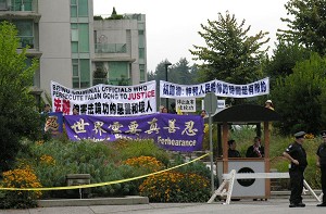 外電報導抗議人群迎接胡錦濤