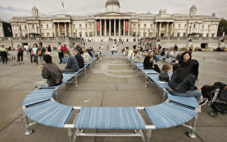 英特拉法加广场展示 100米长凳