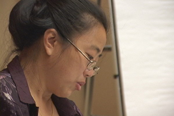 学自联人权委员会主席黄慈萍小姐宣读了天安门母亲代表丁子霖给学自联十二大的致信。(大纪元) 学自联人权委员会主席黄慈萍小姐宣读了天安门母亲代表丁子霖给学自联十二大的致信。(大纪元)