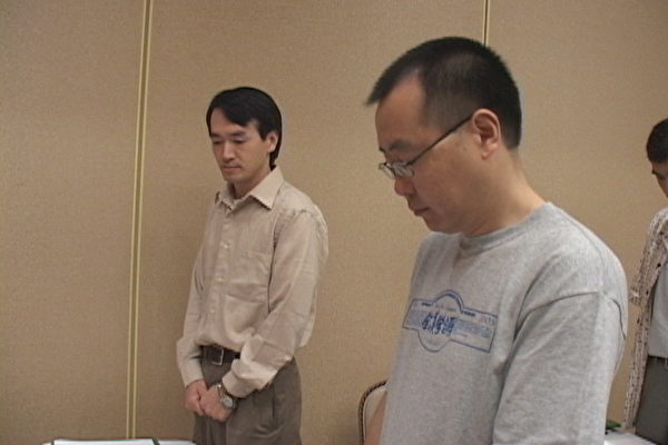 新任主席周建(右)和邢铮在为六四死难者默哀中。(大纪元) 新任主席周建(右)和邢铮在为六四死难者默哀中。(大纪元)