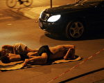 武汉外来民工睡在路边 (Getty Images 2005-7-7)