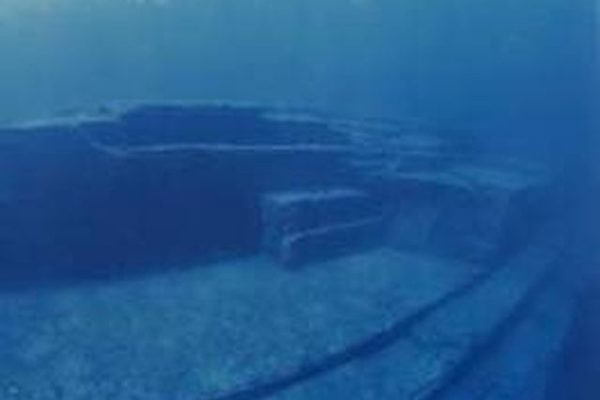 與那國島海底遺跡中築有階梯的巨大平台(圖片提供:木村政昭教授) 與那國島海底遺跡中築有階梯的巨大平台(圖片提供:木村政昭教授)