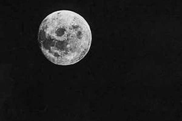 夜晚的天空懸掛著月亮,長久以來人們對它總有一份好奇與憧憬(圖片提供:NASA) 夜晚的天空懸掛著月亮,長久以來人們對它總有一份好奇與憧憬(圖片提供:NASA)