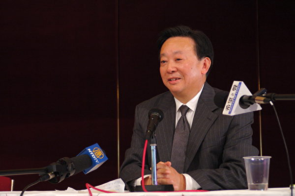 10月15日,辛灏年先生在墨尔本艺术中心演讲。(大纪元图片) 10月15日,辛灏年先生在墨尔本艺术中心演讲。(大纪元图片)
