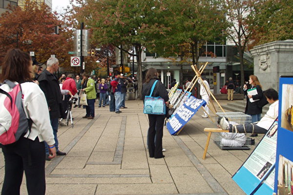 法轮功在新闻发布会现场进行反酷刑展 法轮功在新闻发布会现场进行反酷刑展