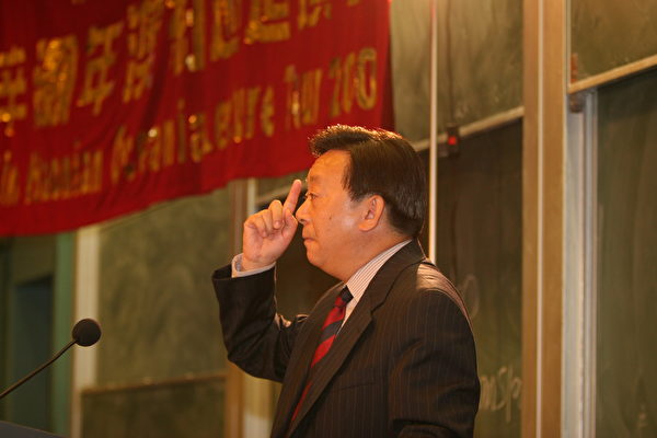 辛灏年在演讲中(大纪元) 辛灏年在演讲中(大纪元)