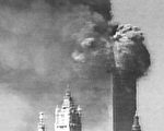911事件恐怖份子劫機撞毀美國紐約世貿大樓，造成人民生命、財產的巨大損失，並引起國際間一片恐慌。（圖片提供：Paper Tiger TV, NYC-IMC, Big Noise Tactical）