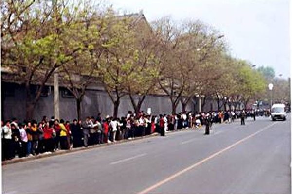 一九九九年四月二十五日,万名法轮功学员秩序井然,静候上访回音的街边一景。(图片提供:明慧网) 一九九九年四月二十五日,万名法轮功学员秩序井然,静候上访回音的街边一景。(图片提供:明慧网)