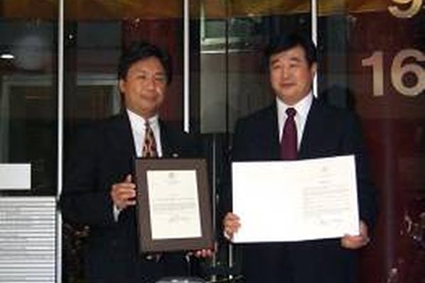 一九九九年六月二十五日,李洪志先生在接受伊利诺伊州州长、州财政部长和芝加哥市长的颁奖。(图片提供:明慧网) 一九九九年六月二十五日,李洪志先生在接受伊利诺伊州州长、州财政部长和芝加哥市长的颁奖。(图片提供:明慧网)