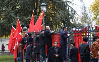 图片新闻： 胡锦涛到访西班牙    欢迎团被挡在栅栏内
