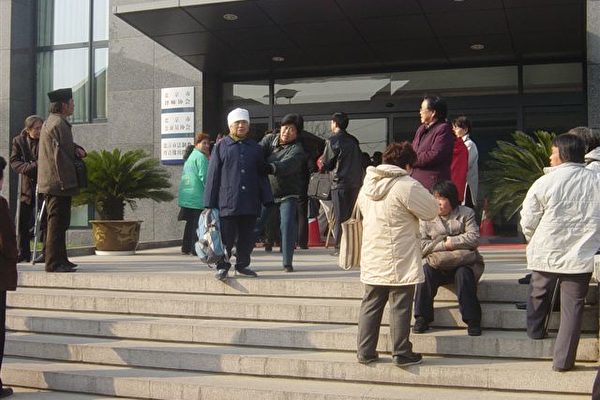 北京司法侷門前聚集的訪民(大紀元) 北京司法侷門前聚集的訪民(大紀元)
