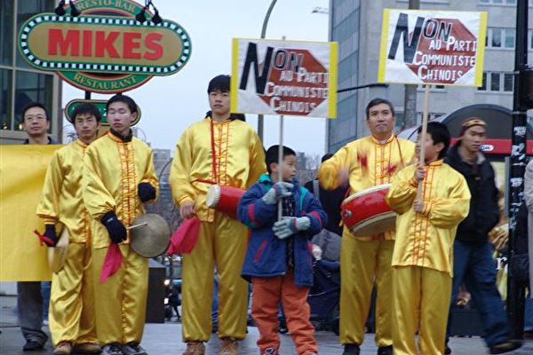 锣鼓喧天 “天灭中共”传四方(大纪元) 锣鼓喧天 “天灭中共”传四方(大纪元)