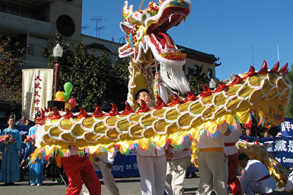 庆祝活动以喜气洋洋的舞龙开场(大纪元图片) 庆祝活动以喜气洋洋的舞龙开场(大纪元图片)