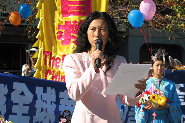 北加州退党服务中心代表马丽娟发表演讲 (大纪元图片) 北加州退党服务中心代表马丽娟发表演讲 (大纪元图片)