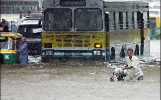 印度两巴士坠河　罹难者恐已增至110名