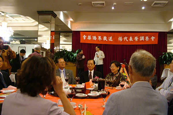 餐會主持人董大山和澳洲日報記者周泓輝表演雙人相聲(大紀元) 餐會主持人董大山和澳洲日報記者周泓輝表演雙人相聲(大紀元)