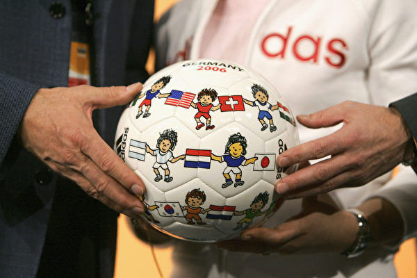 德国体育用品制造商Adidasu研发的皮球。/Getty Images 德国体育用品制造商Adidasu研发的皮球。/Getty Images