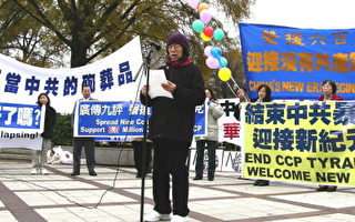 74歲的民眾姚太太在伯明翰聲援退黨600萬的發言