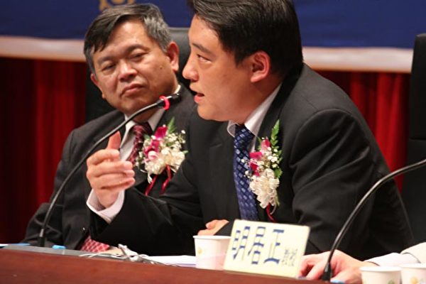 郝凤军强调,广传九评,声援退党,有助台海安全,自由民主中国早日到来。(大纪元记者苏昭蓉摄) 郝凤军强调,广传九评,声援退党,有助台海安全,自由民主中国早日到来。(大纪元记者苏昭蓉摄)