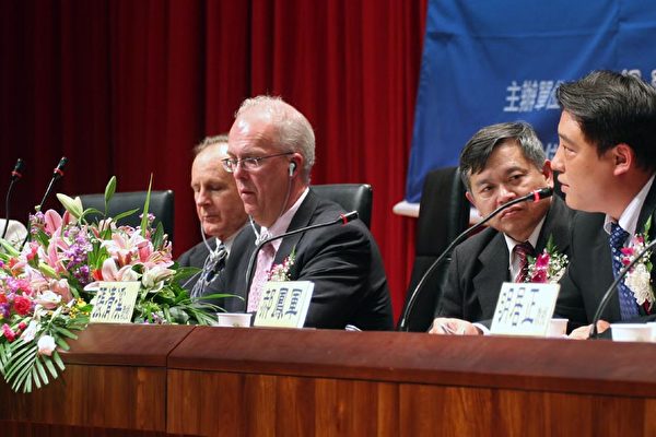 “《九评共产党》国际论坛”20日在台举行,图为郝凤军正发言。(大纪元记者苏昭蓉摄) “《九评共产党》国际论坛”20日在台举行,图为郝凤军正发言。(大纪元记者苏昭蓉摄)