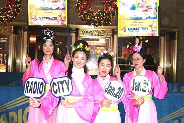 Radio City大门前的仙女特别秀,四位美若天仙的仙女 Radio City大门前的仙女特别秀,四位美若天仙的仙女