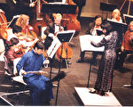 在芝加哥东西方音乐艺术团首演西乐协奏的二胡曲《二泉映月》获得成功(大纪元图片).