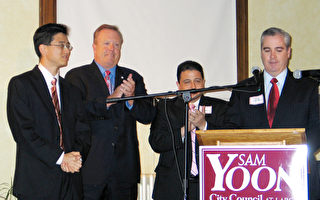 波士頓第一亞裔市議員尹常賢就職 多位同僚祝賀