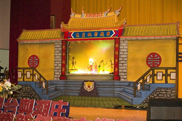 光鹽紙影戲團—劉道訓〈陳處世學生〉作品 (大紀元) 光鹽紙影戲團—劉道訓〈陳處世學生〉作品 (大紀元)