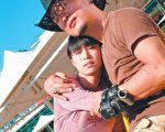 孙兴(右)抱着李佳颖,心里想着太座的叮咛。(公视提供)