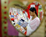 印度Amritsar,一位女孩正在选购情人卡(AFP/Getty Images,2月13日)