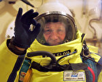 挑战太空跳伞 61岁勇士散尽家产