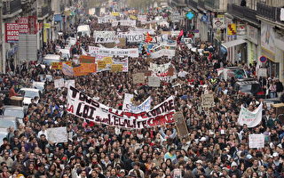 组图：法“黑色星期二”大罢工